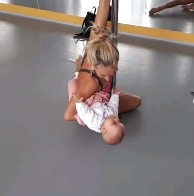 Profesyonel dansçı, kucağında bebeğiyle direk dansı yaptı! galerisi resim 13
