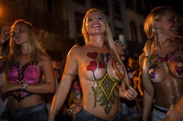 Rio'da sambacıların ünlü geçidi başladı galerisi resim 11
