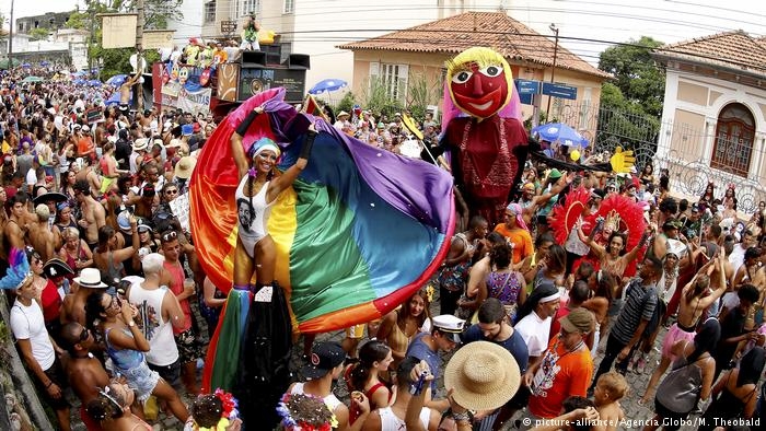 Rio'da sambacıların ünlü geçidi başladı galerisi resim 3