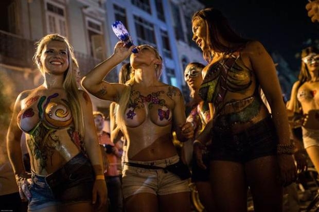 Rio'da sambacıların ünlü geçidi başladı galerisi resim 4