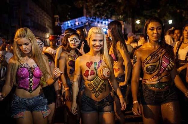 Rio'da sambacıların ünlü geçidi başladı galerisi resim 5