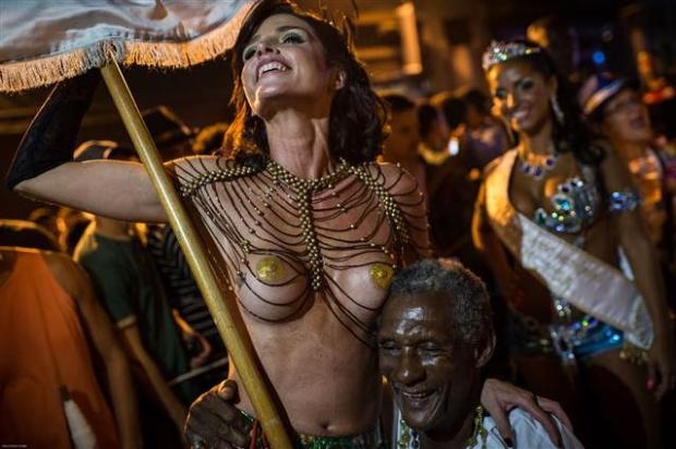 Rio'da sambacıların ünlü geçidi başladı galerisi resim 6