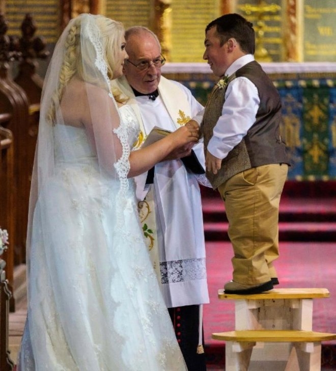 Düğününde tabureye çıkmıştı, İngiltere'nin en kısa adamı, baba oldu galerisi resim 5