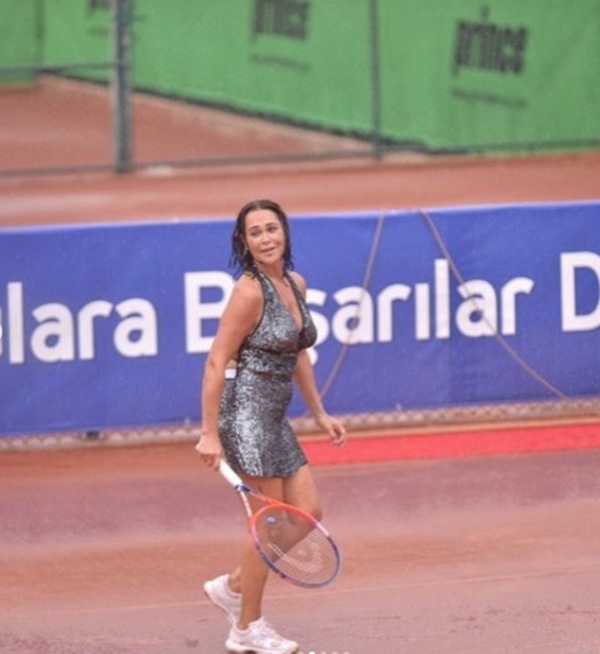 Hülya Avşar'ın tenis kıyafeti sosyal medyayı salladı! galerisi resim 5