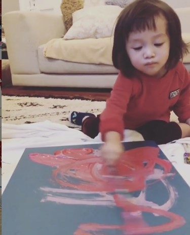 Tabloları 1600 dolara alıcı bulan 2 yaşındaki ressam: Lola June galerisi resim 4