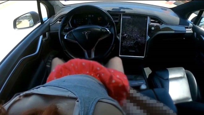Tesla'yı otomotik pilota alıp, yolda cinsel ilişkiye girdiler! galerisi resim 4