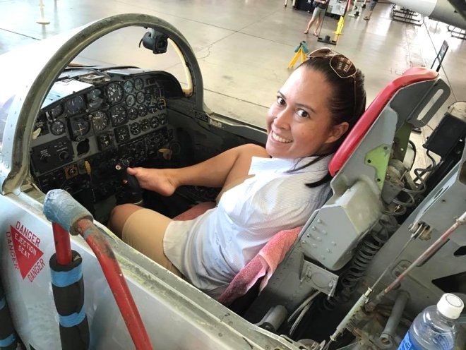 Doğuştan elleri olmayan kadın ayakları ile uçak kullanan ilk pilot oldu! galerisi resim 13