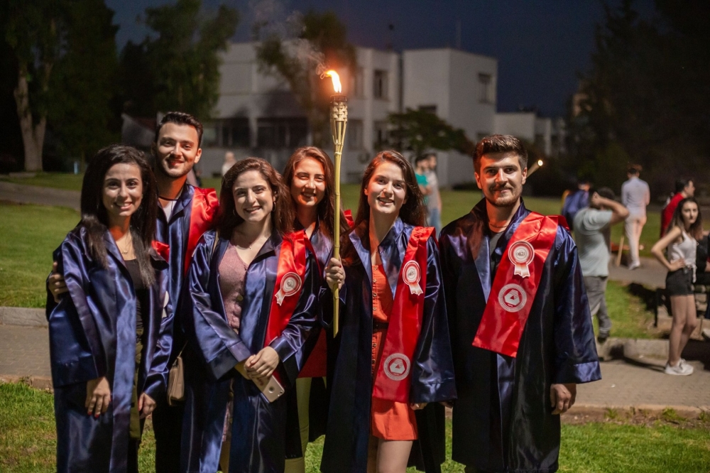 DAÜ 2018-2019 Akademik Yılı mezunları Fener Alayı ile kente veda etti galerisi resim 3