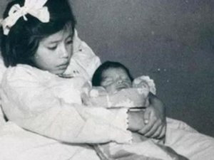Dünyanın En Küçük Annesi: 3 Yaşında Ergenliğe Girdi, 5 Yaşında Doğurdu