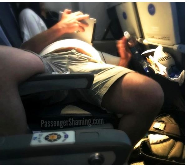 Uçakta mide bulandıran görüntü! Islak çoraplarını pencereye astı galerisi resim 8