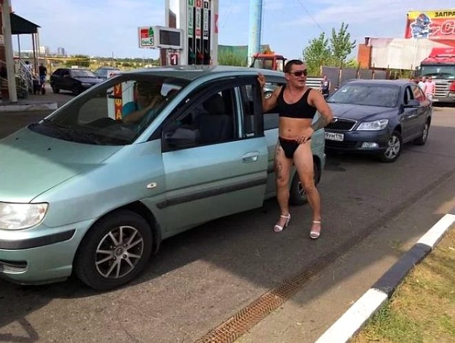 Benzin istasyonu, bikinili müşterilerine ücretsiz yakıt vereceğini duyur galerisi resim 1