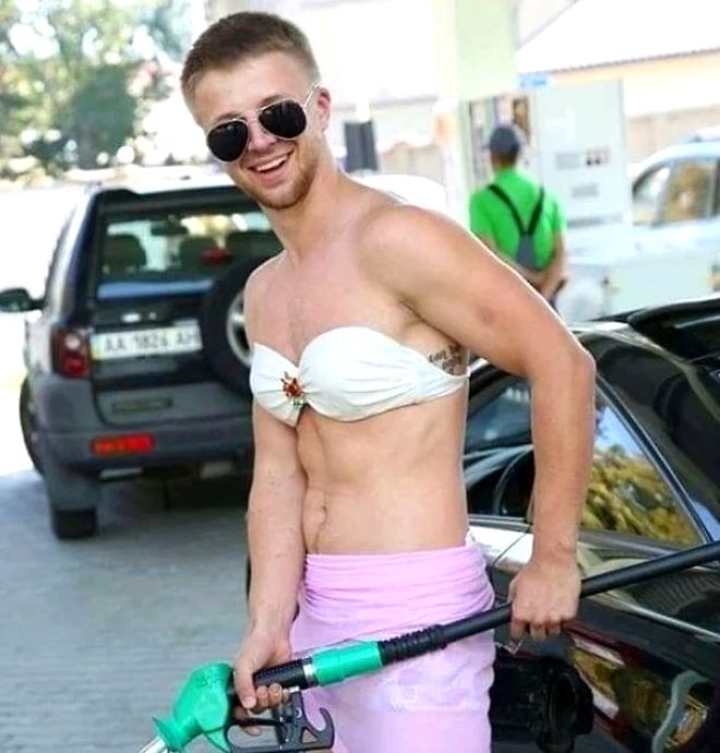 Benzin istasyonu, bikinili müşterilerine ücretsiz yakıt vereceğini duyur galerisi resim 4