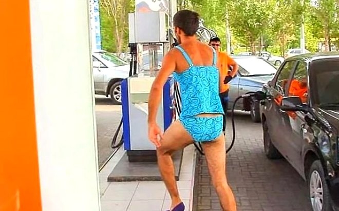 Benzin istasyonu, bikinili müşterilerine ücretsiz yakıt vereceğini duyur galerisi resim 5