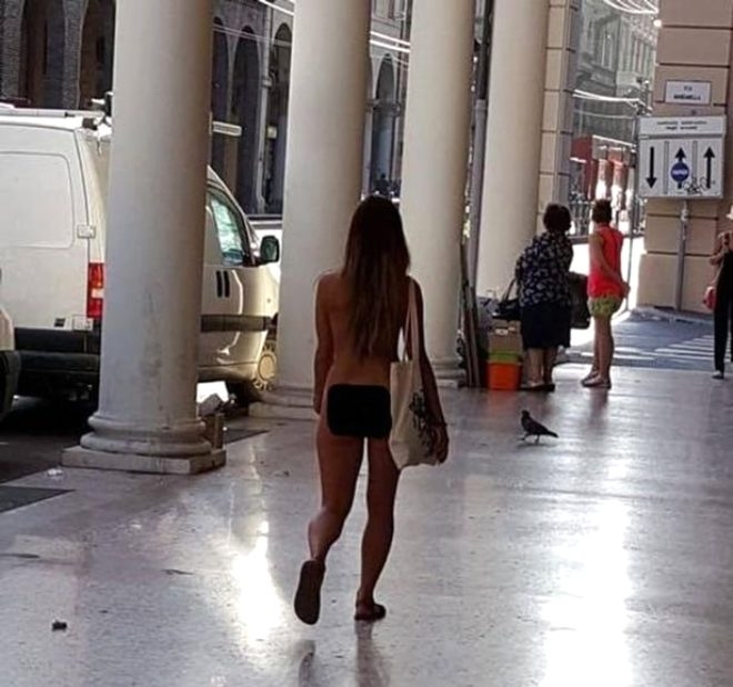 'Giyinmek istemiyorum' diyen kadın sokak ortasında çırılçıplak galerisi resim 2