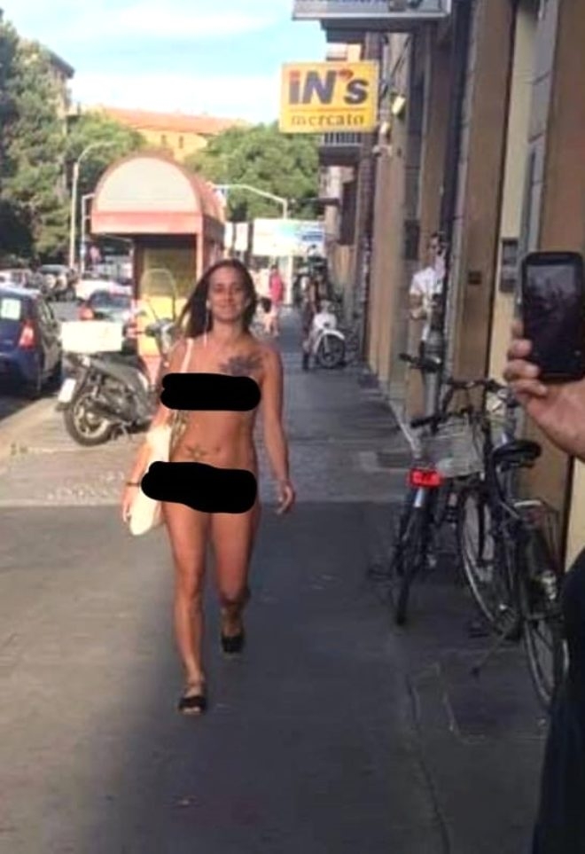 'Giyinmek istemiyorum' diyen kadın sokak ortasında çırılçıplak galerisi resim 4
