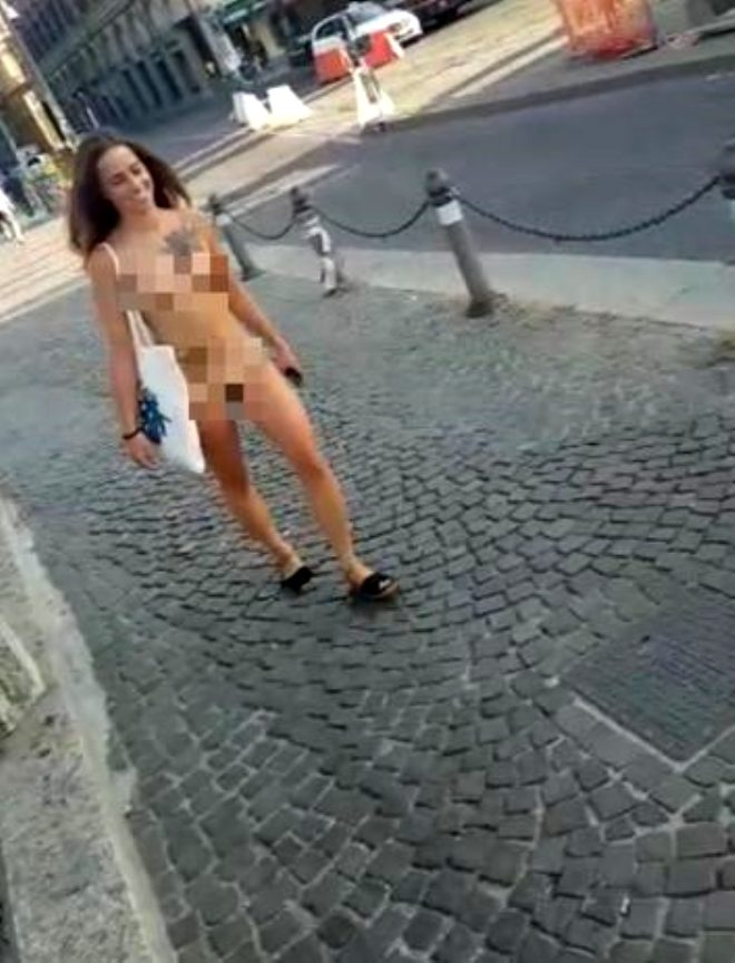 'Giyinmek istemiyorum' diyen kadın sokak ortasında çırılçıplak galerisi resim 5