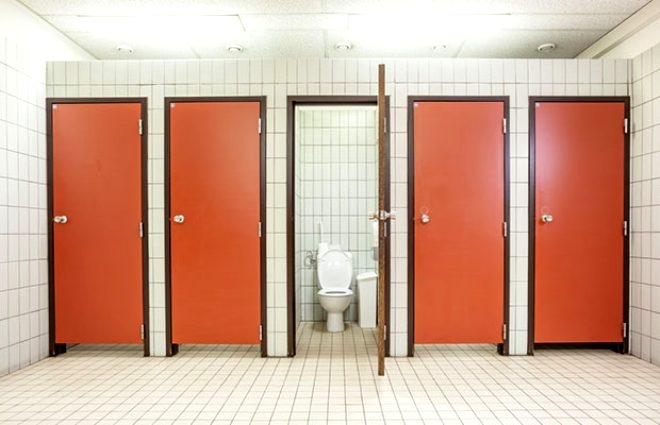 Umumi tuvaletlerde kapılar neden yere kadar değil! İşte sebebi galerisi resim 3