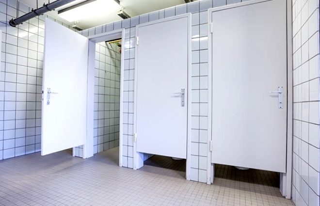 Umumi tuvaletlerde kapılar neden yere kadar değil! İşte sebebi galerisi resim 5
