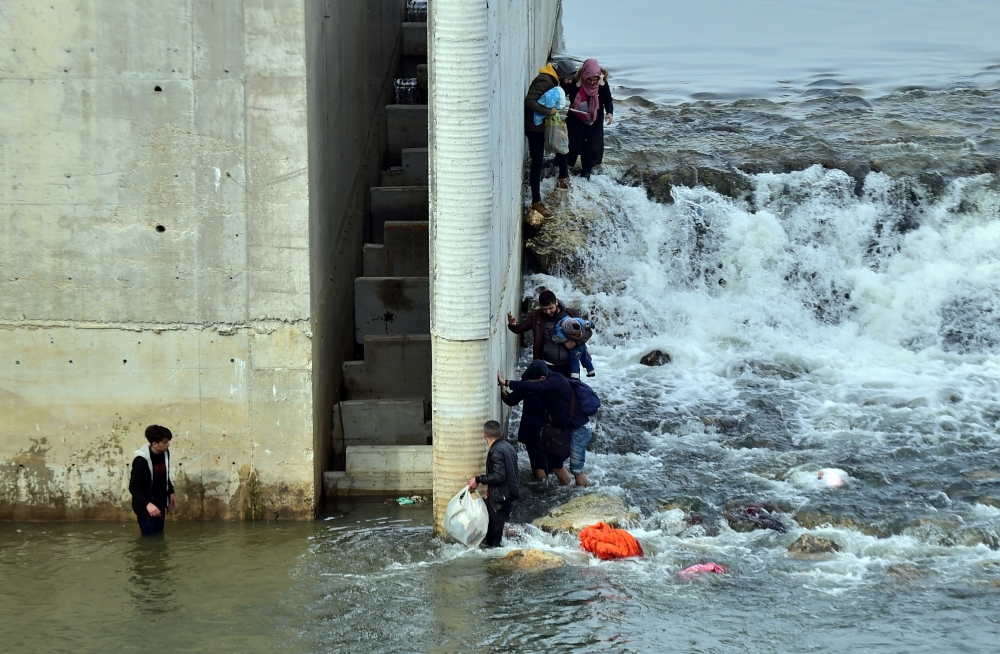 Sığınmacılar, kucaklarında bebekleriyle Meriç nehrinden geçtiler galerisi resim 2