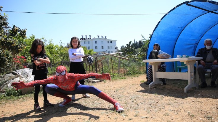 Antalyalı 'Örümcek Adam' koronada insanlara yardım ediyor galerisi resim 2