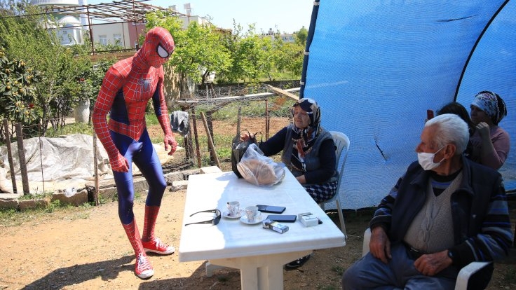 Antalyalı 'Örümcek Adam' koronada insanlara yardım ediyor galerisi resim 3