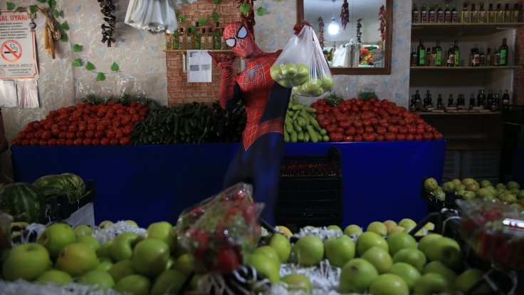 Antalyalı 'Örümcek Adam' koronada insanlara yardım ediyor galerisi resim 5