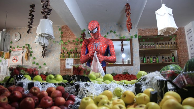 Antalyalı 'Örümcek Adam' koronada insanlara yardım ediyor galerisi resim 7