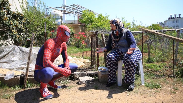 Antalyalı 'Örümcek Adam' koronada insanlara yardım ediyor galerisi resim 8
