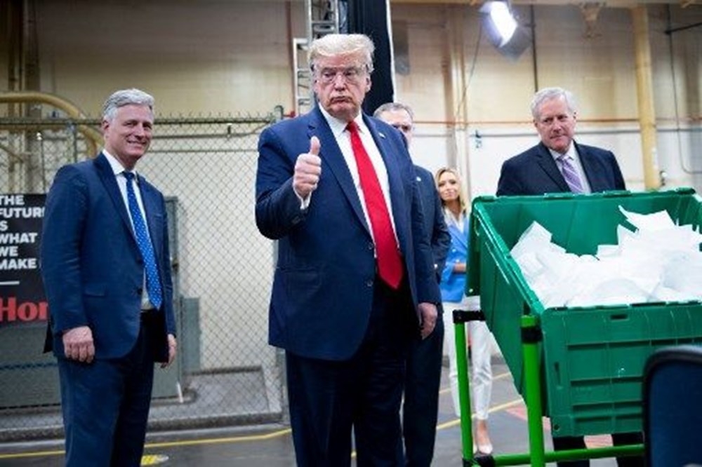 Trump’tan maske üretim tesisine "maskesiz" ziyaret galerisi resim 8