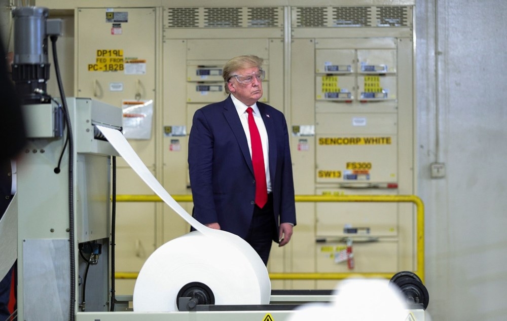 Trump’tan maske üretim tesisine "maskesiz" ziyaret galerisi resim 9