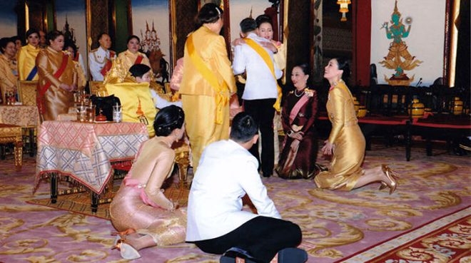 Salgın başlayınca kendisini haremiyle lüks otele kapatan Tayland Kralı galerisi resim 2