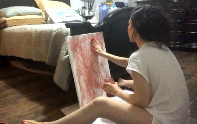 36 yaşındaki kadın, güzelleşmek için regl kanını yüzüne sürüyor galerisi resim 7