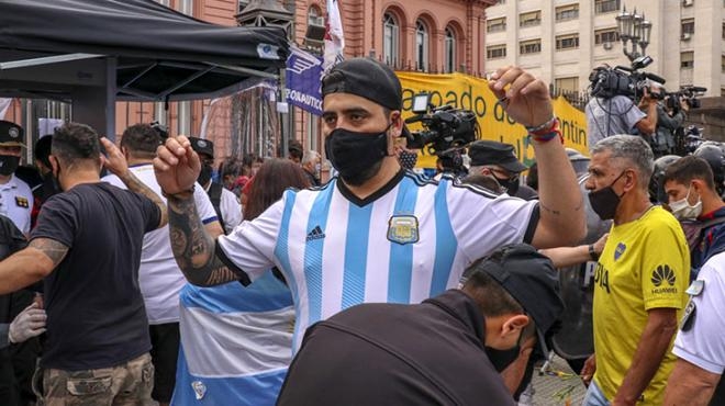 Maradona'nın cenazesi ülkesinde çatışma çıkarttı! Ortalık bir anda  galerisi resim 2