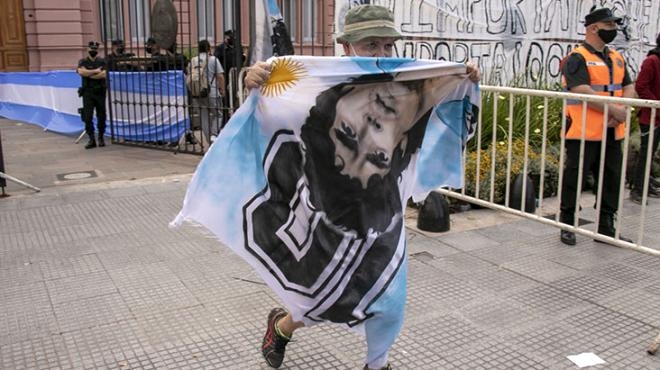 Maradona'nın cenazesi ülkesinde çatışma çıkarttı! Ortalık bir anda  galerisi resim 6