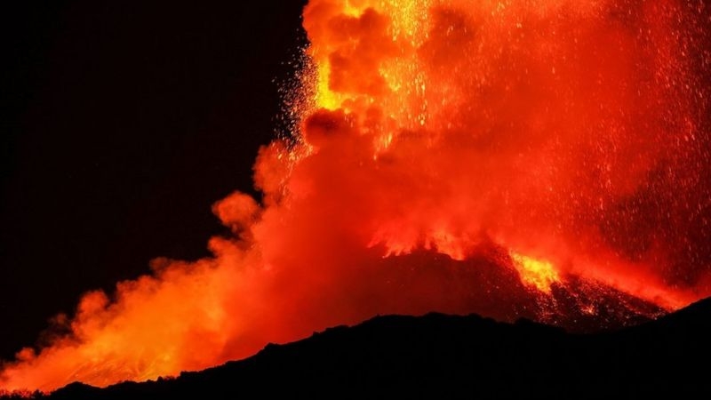 Fotoğraflarla: Etna Yanardağı’ndaki patlamalar Sicilya gecelerini aydınl galerisi resim 1