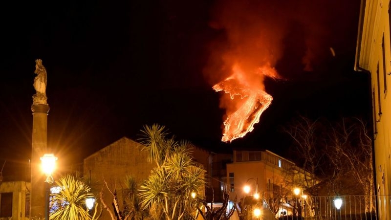 Fotoğraflarla: Etna Yanardağı’ndaki patlamalar Sicilya gecelerini aydınl galerisi resim 3