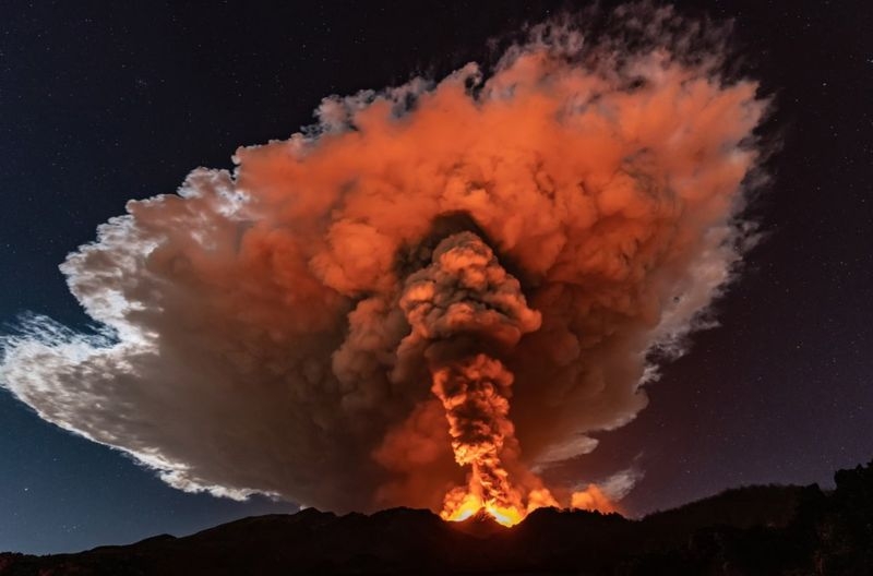 Fotoğraflarla: Etna Yanardağı’ndaki patlamalar Sicilya gecelerini aydınl galerisi resim 4