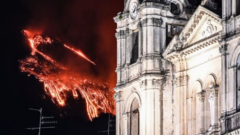 Fotoğraflarla: Etna Yanardağı’ndaki patlamalar Sicilya gecelerini aydınl galerisi resim 5