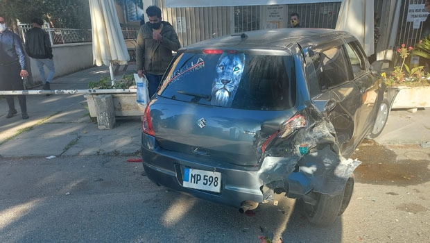 Lefkoşa’da 3 araç kaza yaptı...2 yaralı galerisi resim 2