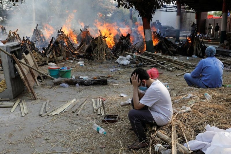 Covid: Hindistan’da ölülerin yakılması ara verilmeden devam ediyor galerisi resim 10