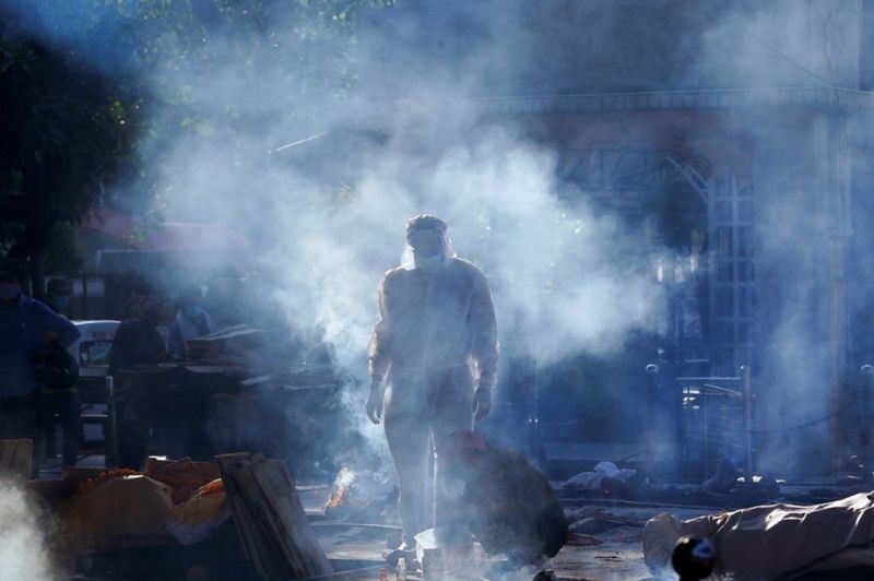 Covid: Hindistan’da ölülerin yakılması ara verilmeden devam ediyor galerisi resim 11