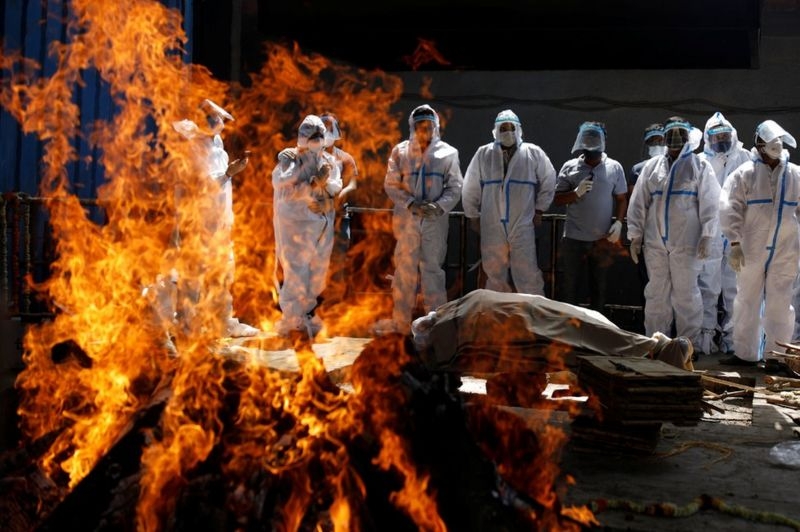 Covid: Hindistan’da ölülerin yakılması ara verilmeden devam ediyor galerisi resim 12