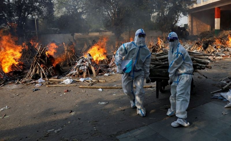 Covid: Hindistan’da ölülerin yakılması ara verilmeden devam ediyor galerisi resim 2