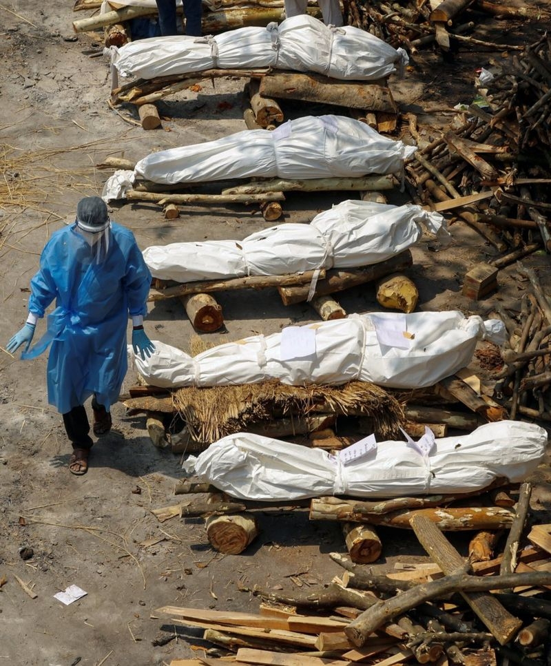 Covid: Hindistan’da ölülerin yakılması ara verilmeden devam ediyor galerisi resim 3