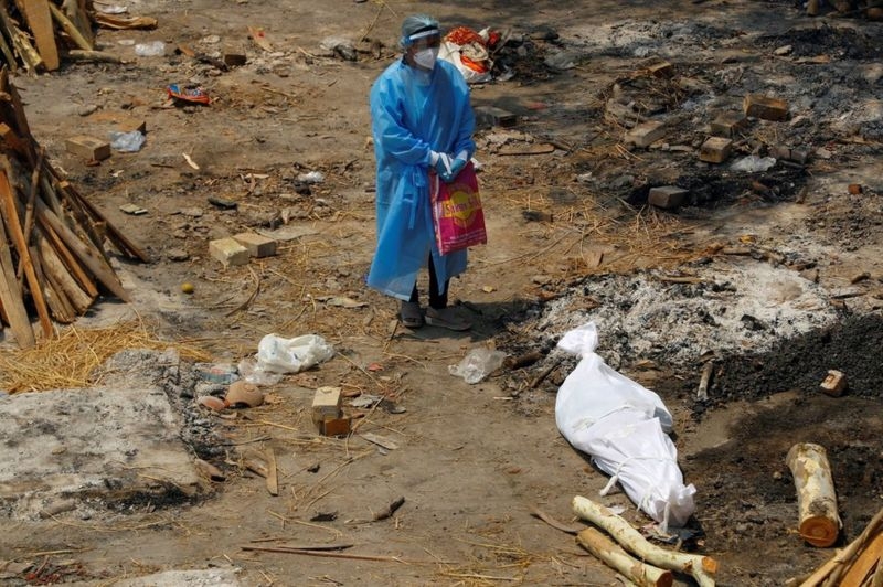 Covid: Hindistan’da ölülerin yakılması ara verilmeden devam ediyor galerisi resim 4