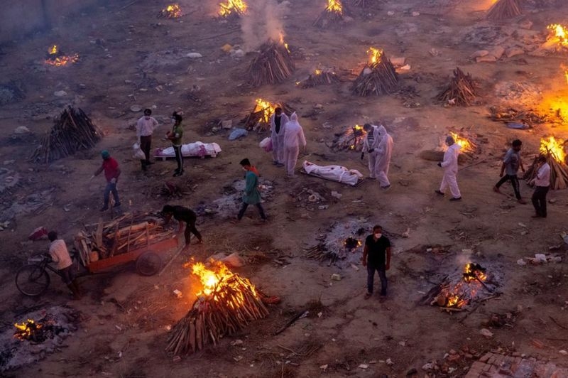 Covid: Hindistan’da ölülerin yakılması ara verilmeden devam ediyor galerisi resim 8
