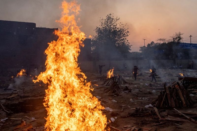 Covid: Hindistan’da ölülerin yakılması ara verilmeden devam ediyor galerisi resim 9