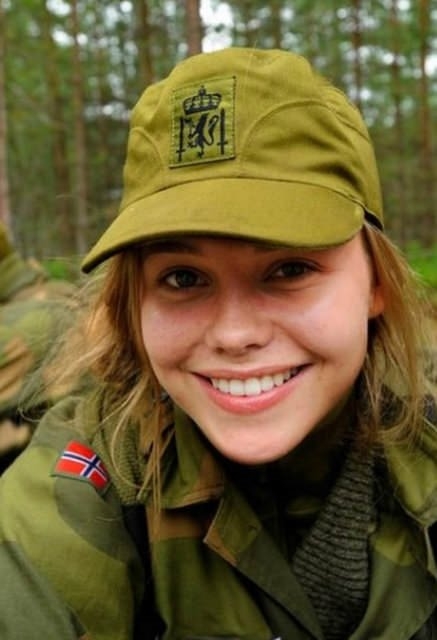 Dünya ordularındaki kadın askerler galerisi resim 12