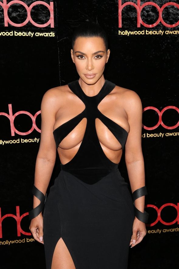 Kim Kardashian sansasyon için dekolteyi abarttı galerisi resim 5