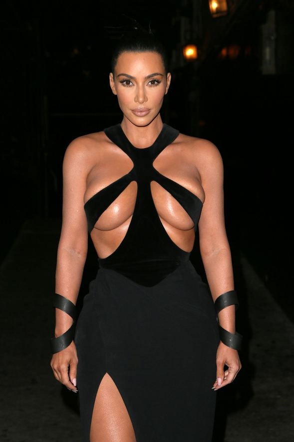 Kim Kardashian sansasyon için dekolteyi abarttı galerisi resim 6